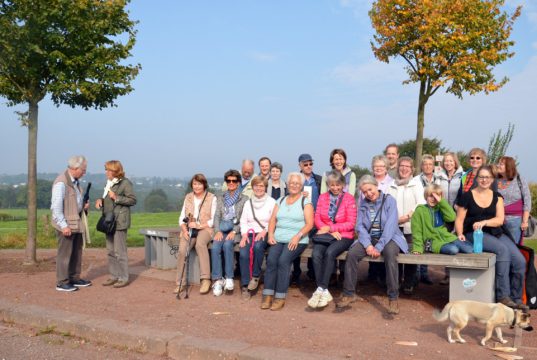 Nach einer Stunde Wanderung durch grünes pflanzenreiches Gebiet machte die Wandergruppe der NABU-Herbstwanderung erst mal eine kleine Rast. An diesem Platz führt der Bergische Panoramaweg vorbei. (Foto: © Martina Hörle)