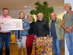 Heute nahm Frank Fleßer von der Elterninitiative Kinderkrebsklinik Düsseldorf in der Stadtbibliothek eine Spende aus einer Versteigerungsaktion der Künstler Conrads, Hartmann und Schürmann entgegen. (v. li. Frank Fleßer, Sylvia Heinrichs-Reinshagen, Corinna Hartmann, Klaus Conrads, Klaus Hartmann, Kalle Schürmann) (Foto: © Martina Hörle)