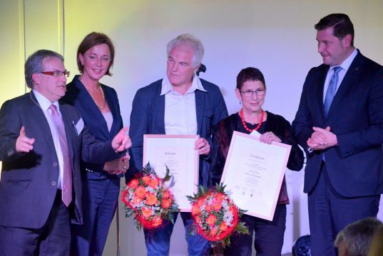 Beim Festakt zum 35-jährigen Bestehen der Schule wurden Michael Sandmöller und Haya Cohen für ihr jahrzehntelanges Engagement geehrt. (v. li. Schulleiter Andreas Tempel, Schulministerin Yvonne Gebauer, Michael Sandmöller, AG „Jüdischer Friedhof“, Haya Cohen aus Ness Ziona, OB Tim Kurzbach) (Foto: © Martina Hörle)