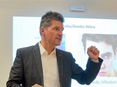 Stephan Dönhoff, Fachmann für Gesichtlesen, zeigte bei seinem Vortrag überraschende Parallelen zwischen Charaktereigenschaften und Gesichtsmerkmalen auf. Die Kunst des Gesichtslesens hat ihren Anfang bereits in der Antike. (Foto: © Martina Hörle)