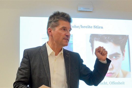 Stephan Dönhoff, Fachmann für Gesichtlesen, zeigte bei seinem Vortrag überraschende Parallelen zwischen Charaktereigenschaften und Gesichtsmerkmalen auf. Die Kunst des Gesichtslesens hat ihren Anfang bereits in der Antike. (Foto: © Martina Hörle)