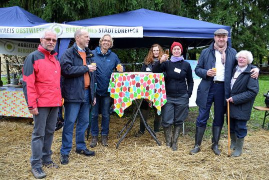 Reges Treiben herrschte beim zehnten Obstwiesenfest. Dr. Jan Boomers (3. v. li.) und Pia Kambergs (3. v. re.) von der Biologischen Station Mittlere Wupper hatten für die Obst(baum)freunde wertvolle Tipps rund um Natur und Umweltschutz mitgebracht. Für OB Tim Kurzbach (2. v. re.), Schirmherr der Veranstaltung, ist das Obstwiesenfest eines der schönsten Feste im Jahr. Auch Stadtdirektor Hartmut Hoferichter (2. v. li.) war unter den Besuchern. (Foto: © Martina Hörle)