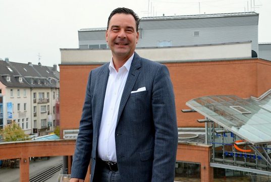 Projektentwickler Dr. Jochen Stahl gibt einen Überblick über die neuesten Entwicklungen der Clemens-Galerien. Bis Ende Oktober sollen 70 – 80 Prozent der Flächen vermietet sein. (Foto: © Martina Hörle)