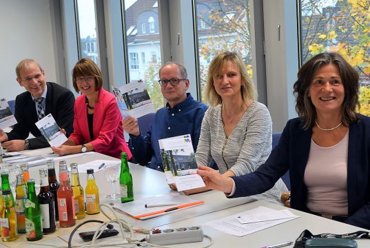 In enger Zusammenarbeit wollen die Freien Wohlfahrtverbände, die Stadt und das Mildred-Scheel-Berufskolleg im kommenden Schuljahr mit einer neuen Ausbildungsform an den Start gehen. Damit sollen zusätzliche Ausbildungsplätze geschaffen und weitere Zielgruppen gewonnen werden. (v. li. Christof Humburg, Caritas, Gabriele Stobbe-Dibbert, Mildred-Scheel-Berufskolleg, Stefan Stiel, Stadt Solingen, Catrin Willers, Stadt Solingen, Dagmar Becker, Dezernentin) (Foto: © Martina Hörle)