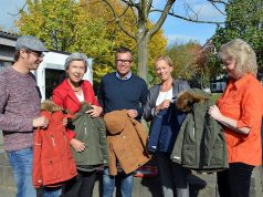 Freuen sich über die gelungene Aktion: (v. li. Kevin Gottula, Barbara Grotkamp-Schepers, Martin Idelberger, Katja Idelberger, Sabine Fischer). 27 warme Winterjacken warten auf ihre kleinen Träger. (Foto: © Martina Hörle)