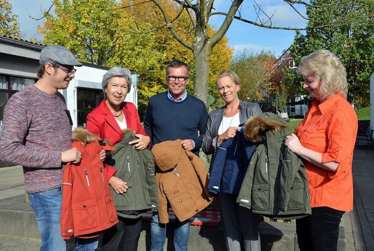 Freuen sich über die gelungene Aktion: (v. li. Kevin Gottula, Barbara Grotkamp-Schepers, Martin Idelberger, Katja Idelberger, Sabine Fischer). 27 warme Winterjacken warten auf ihre kleinen Träger. (Foto: © Martina Hörle)