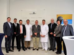 Mitglieder des Fördervereins, die Klinikleitung, Sparkassenvertreter und OB Tim Kurzbach trafen sich am Freitag, um gemeinsam die neue Sponsorentafel im Erdgeschoss zu enthüllen. Die Tafel gilt als Dank für die vielen Unterstützer des Krankenhauses. (Foto: © Martina Hörle)