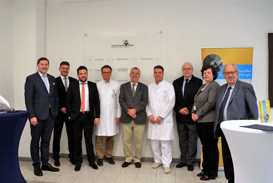 Mitglieder des Fördervereins, die Klinikleitung, Sparkassenvertreter und OB Tim Kurzbach trafen sich am Freitag, um gemeinsam die neue Sponsorentafel im Erdgeschoss zu enthüllen. Die Tafel gilt als Dank für die vielen Unterstützer des Krankenhauses. (Foto: © Martina Hörle)