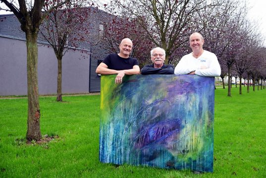 (v. li.) Stephan Mensler, Norbert Sarrazin und Peter Wischnewski zeigen ab kommendem Sonntag in der Vernissage „Neue Werke“ einen Querschnitt durch ihre Arbeiten. Das hier gezeigte Bild ist eine Arbeit des Gastkünstlers Stephan Mensler. (Foto: © Martina Hörle)