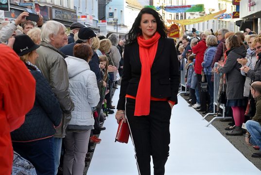Die Straßen-Modenschau war ein großer Erfolg. Besucherscharen standen an der Laufstraße, um einen Blick auf die Models zu werden. Die erledigten ihren Job so professionell, als hätten sie nie etwas anderes getan. (Foto: © Martina Hörle)
