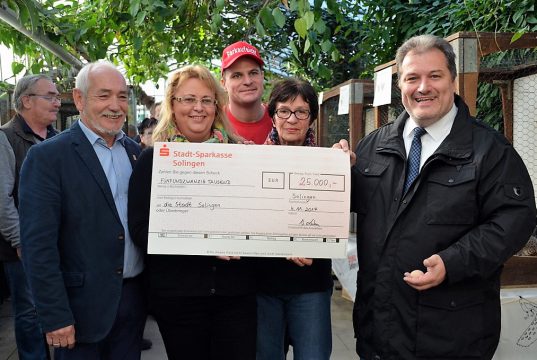 Bezirksbürgermeister Udo Vogtländer (li.) und Bürgermeister Carsten Voigt (re.) nehmen von der Stiftung Botanischer Garten den symbolischen Scheck über 25.000 Euro entgegen. (In der Mitte v. li. Schatzmeisterin Valeria Luhn, stv. Vorsitzender Matthias Nitsche, stv. Vorsitzende Bärbel Mentzel) (Foto: © Martina Hörle)