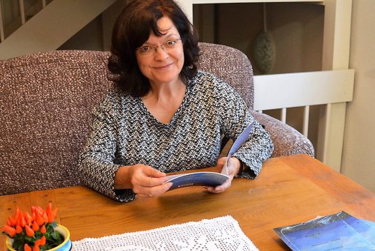 Beate Kunisch hat sich mit dem Haiku-Jahresweiser einen Traum erfüllt. Sie wollte schon lange ein Buch schreiben. Doch bis jetzt war es nicht dazu gekommen. Besonders froh ist die Autorin, dass es sich hierbei um das vor langer Zeit geplante Mutter-Tochter-Werk handelt. (Foto: © Martina Hörle)