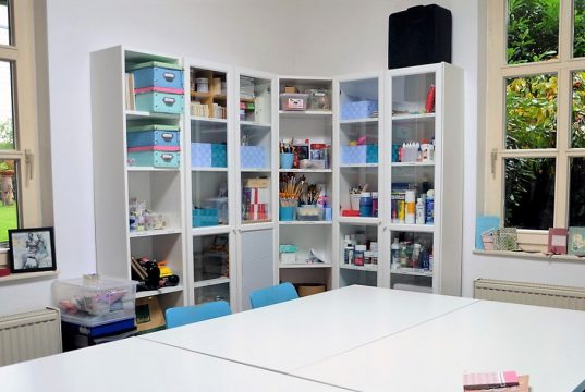 In diesem in Weiß und Türkis gehaltenen Kreativraum können künstlerisch Interessierte ihrem Erfindungsgeist freien Raum lassen. Der Blick ins Grüne schafft eine behagliche Atmosphäre. (Foto: © Martina Hörle)