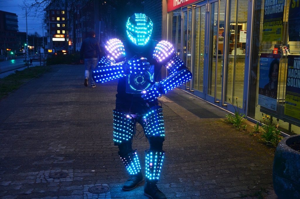 Hüsnü Turan, Solinger Tänzer und Choreograf, zeigt eine beeindruckende Performance. Sein Outfit besteht aus zahlreichen Sportprotektoren und leuchtet mit 2.000 LED’s. (Foto: © Martina Hörle)
