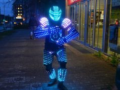 Hüsnü Turan, Solinger Tänzer und Choreograf, zeigt eine beeindruckende Performance. Sein Outfit besteht aus zahlreichen Sportprotektoren und leuchtet mit 2.000 LED’s. (Foto: © Martina Hörle)