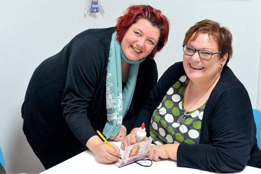 Bis zum letzten Augenblick waren Steffi Kalter (li.) und Bogi Bell mit Vorbereitungen für die große Eröffnung am Samstagmorgen beschäftigt. (Foto: © Martina Hörle)