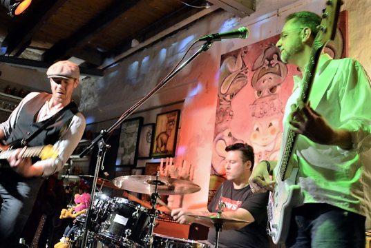 Das Trio 30 Blue Fingers (v. li. Holger Brinkmann, Jan Christoph Heinsch, Ralf Schusdziarra) lieferten am Samstagabend im Alten Stellwerk ein Konzert der Spitzenklasse. Die Zuhörer waren begeistert. (Foto: © Martina Hörle)