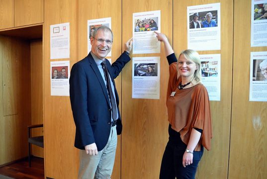 Dr. Christoph Humburg, Vorstandsvorsitzender der Caritas begrüßt gemeinsam mit Xenia Furaew (Aktion Neue Nachbarn) die ehrenamtlichen Helfer. Der Ehrentag steht unter dem Motto „Zusammen sind wir Heimat“. (Foto: © Martina Hörle)