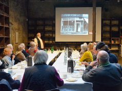 Schorsch Wenke nahm die Zuhörer mit auf eine Reise durch 100 Jahre Zeitungsmeldungen. In kurzweiligen Anekdoten gab es Interessantes und Amüsantes aus früheren Zeiten. Oder doch von heute? (Foto: © Martina Hörle)