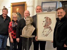 Vorstandsmitglieder des Heimatverein Solingen-Gräfrath e.V. (v. li. Vorsitzender Karl-Gerd Hankammer, Schriftführerin Annemarie Jacob, Friedrich Lauterjung, Gratulationen & Kondolenzen, stv. Vorsitzender Peter Wilhelm Steinheuer) trafen sich heute mit Dirk Balke (re.) im Gräfrath-Museum. Der Künstler und Galerist schenkte dem Museum eines seiner Werke. Die Projekt-Grafik ist aus vielen Augenpaaren entstanden und erinnert an den Augenarzt Friedrich Hermann de Leuw. (Foto: © Martina Hörle)