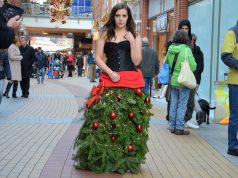 Fotograf René Müller hat einen Weihnachtsbaum zum Anziehen kreiert. Hobby-Model Larissa Wieß trägt es beim X-MAS-Markt. Die Drahtkrinoline kann leicht an andere Themen angepasst werden. (Foto: © Martina Hörle)