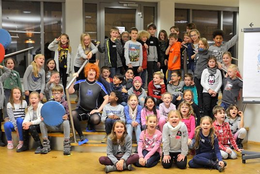 Gemeinsam mit den Kindern hat das Sams, gespielt von Simone Schiffgen von der Theatergesellschaft Wohlgemuth, die Glückwunschkarte für den Autoren Paul Maar geschrieben. Er bekommt die Karte zusammen mit einem Gruppenfoto zum Geburtstag. (Foto: © Martina Hörle)