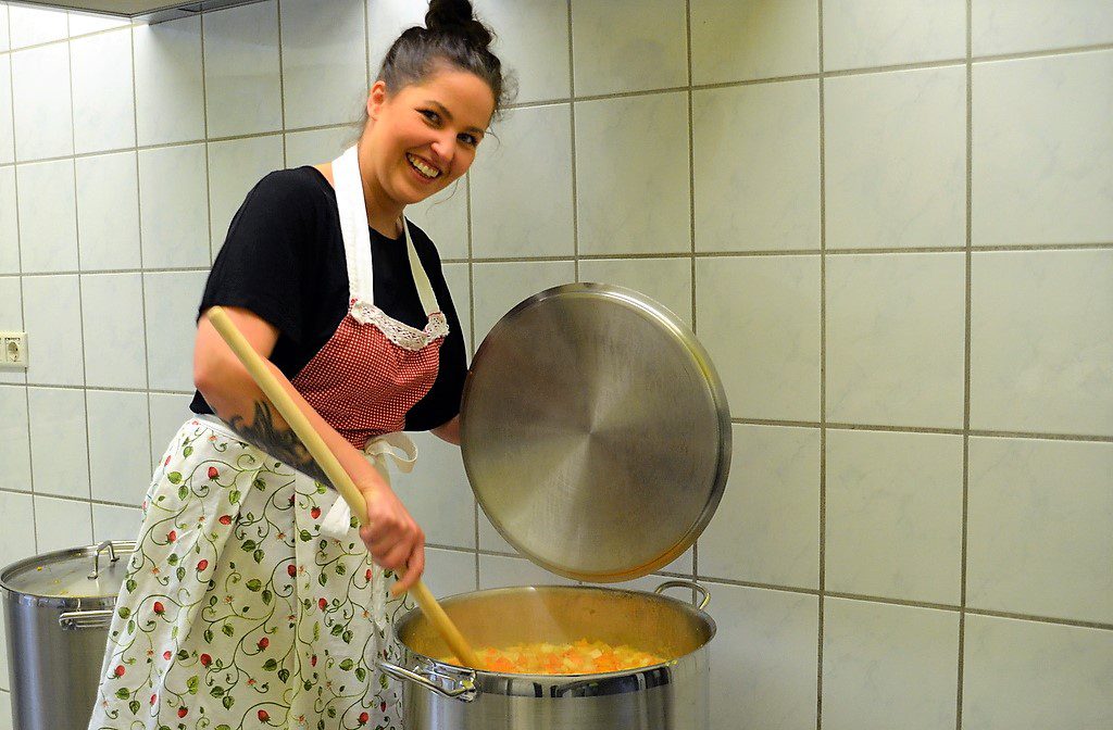 In Kathi’s Feinkostmanufaktur ist noch Handarbeit angesagt. Hier verarbeitet Katharina Schwirschke gerade Kürbisse zu einem köstlichen Chutney. (Foto: © Martina Hörle)