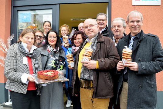 Mitglieder des Freundeskreises Burger Brezel trafen sich heute mit den Mitarbeitern der Bahnhofsmission zu einer kleinen Feierstunde, in deren Rahmen Bergische Köstlichkeiten als Spende übergeben wurden. Ebenfalls dabei war Bürgermeister Ernst Lauterjung (3. v. re. hinten). (Foto: © Martina Hörle)