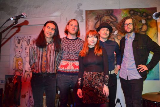 (v. li. Alfie Joy, Piet Rosanka, Suzan Köcher, Julian Müller, Jens Vetter) Die fünf Musiker sorgten am vergangenen Wochenende für Riesenstimmung im Alten Stellwerk. Mit ihrer Mischung aus Country- und Psychedelic Folk-Rock begeisterten sie das Publikum. (Foto: © Martina Hörle)