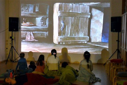 Wie gebannt schauen die kleinen Besucher auf die Leinwand. Beim Weihnachts-Cineminni werden ganz bezaubernde Disney-Klassiker gezeigt. (Foto: © Martina Hörle)
