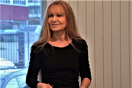 Künstlerin Daniela Baumann hatte zur Finissage ihrer Ausstellung „landscapes“ eingeladen. Die Werkreihe entstand nach ihrem Aufenthalt auf Achill Island. Zu den Gemälden gab es eine Lesung. Dann lud Baumann zum Afternoon Tea ein. (Foto: © Martina Hörle)