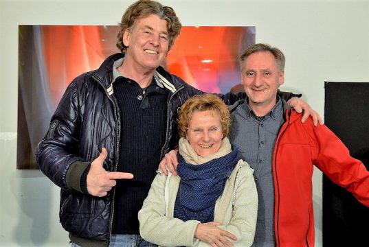 Wieder konnte Timm Kronenberg (li., city art project) zwei Künstler für die Ateliers in den Clemens-Galerien gewinnen. Eva Fauth und Klaus Zimmermann zeigen ab dem kommenden Samstag in der Galerie „E 5“ einzigartige Fotos und Skulpturen. (Foto: © Martina Hörle)
