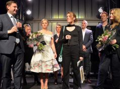 Am Freitag fand im Rahmen einer großartigen Veranstaltung die Ernennung der neuen Solingen-Botschafter statt. OB Kurzbach bedankte sich bei den Akteuren und beim Organisationsteam für die hervorragende Leistung. (v. li. OB Tim Kurzbach, Karen Ulrich vom Orga-Team, Moderation Luisa Skrabic, Botschafterin Gönül Zarnekow, Dichterin Stefanie Schlüter, Botschafter Stephan Staats, Botschafter Jonas Reckermann, Organisatorin Petra Krötzsch). (Foto: © Martina Hörle)