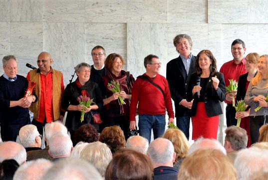 Die Mitglieder vom Kulturmanagement, dem Seniorenbüro sowie Timm Kronenberg (city-art-project) mit seinem Team haben wieder fantastische Arbeit geleistet. Auch im dritten Jahr ist die beliebte Ausstellung ein voller Erfolg. Die Besucher sind begeistert. (Foto: © Martina Hörle)