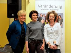 Drei starke Frauen: Gabriele, Ewa und Karin haben nach erfolgter Brust-OP über den Weg der Aktfotografie ihre Schönheit wieder neu entdeckt. Jetzt wollen sie anderen Frauen Mut machen. (Foto: © Martina Hörle)