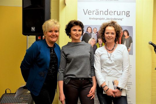Drei starke Frauen: Gabriele, Ewa und Karin haben nach erfolgter Brust-OP über den Weg der Aktfotografie ihre Schönheit wieder neu entdeckt. Jetzt wollen sie anderen Frauen Mut machen. (Foto: © Martina Hörle)