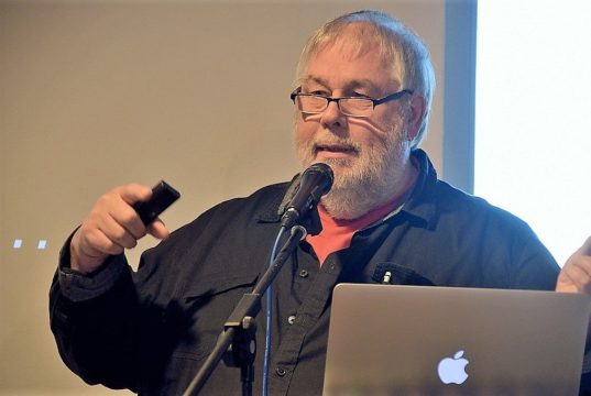 Hans-Georg Wenke, Journalist, Autor und Kabarettist nahm die Zuhörer mit auf eine multimediale Reise durch die Irrungen und (Ent-)wirrungen der deutschen Sprache. Dabei zeigte er interessante Verknüpfungen und führte die Logik ad absurdum. (Foto: © Martina Hörle)