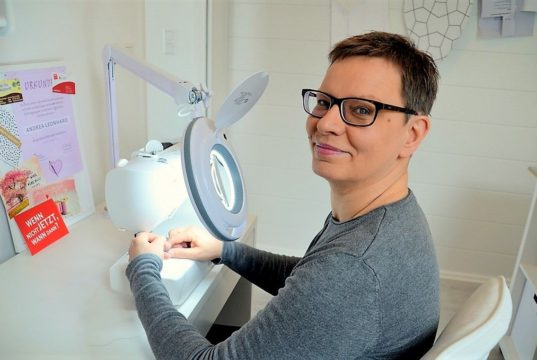 Im September 2017 hat Andrea Leonhard ihre Nähschule an der Weyerstraße eröffnet. Hier weiht sie alle Nähinteressierten in die Geheimnisse der Nähkunst ein. (Foto: © Martina Hörle)