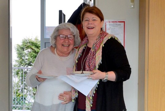 Alle zwei Monate gibt es bei der AWO ein gemütliches Seniorenfrühstück. Karen Odenius (re.), Mitarbeiterin der AWO und Leiterin des Willy-Koenen-Bildungswerks, freut sich über zahlreiche Besucher. (Foto: © Martina Hörle)