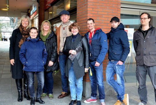 (v. li. Anne Ruffert, Kira Dar, Gaby Sablofski, Timm Kronenberg, Susanne Garpheide-Keusen vom Center-Management, Danny Gambuto, Matthias Groß, Christian Anthony Jaus) Timm Kronenberg (cap) hat sieben neue Künstler in die Galerien geholt. Am kommenden Samstag zeigen sie in drei Vernissagen ihre vielseitigen Arbeiten. (Foto: © Martina Hörle)