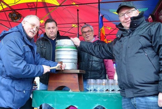Mit dem traditionellen Fassanstich wurde die Frühjahrskirmes auf dem Parkplatz Weyersberg eröffnet - v.li. Bezirksbürgermeister Richard Schmidt, Wilfried Hoffmann, Vorsitzender des Schaustellerverbands Rhein-Ruhr-Wupper, Frank Decker vom Schaustellerverband, Schausteller-Sprecher Thorsten Dierichs. (Foto: © Martina Hörle)
