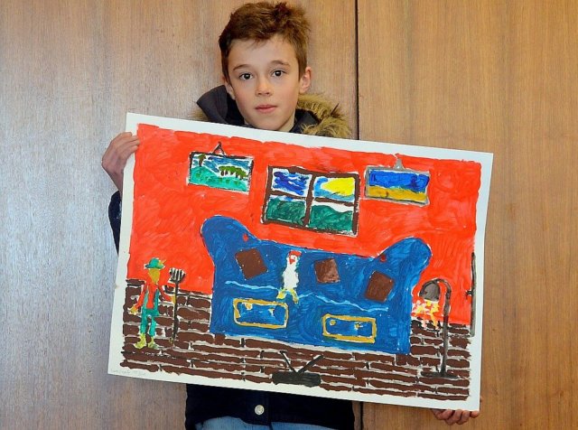 Der elfjährige Lasse ist Sieger beim diesjährigen Kindermal- und –klangfest. Sein Motiv überzeugte die Jury vollkommen. Das Bild wird auf dem Plakat für das Fest im nächsten Jahr zu sehen sein. (Foto: © Martina Hörle)