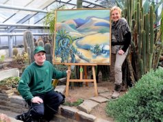 Derzeit können Besucher in den Gewächshäusern im Botanischen Garten 32 Bilder der Künstlerin Petra Ostermann besichtigen. Die Werke haben sich wunderbar in die Pflanzenwelt eingefügt. Matthias Nitsche, stv. Vorsitzender der Stiftung Bot. Garten, ist von der Ausstellung sehr angetan. (Foto: © Martina Hörle)