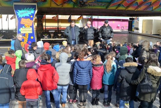 Vier Klassen der Grundschule Katternberg waren heute zu Gast bei den Schaustellern der Frühjahrskirmes am Weyersberg. Im Rahmen des Projektes „Kinder lernen die Schausteller kennen“ konnten sie einen Blick hinter die Kulissen tun. Das Projekt ist eine Gemeinschaftsaktion von Bezirksbürgermeister Richard Schmidt und dem Schaustellerverband Rhein-Ruhr-Wupper – v. li. Wilfried Hoffmann, Verbandsvorsitzender, Bezirksbürgermeister Richard Schmidt, Schausteller-Sprecher Thorsten Dierichs. (Foto: © Martina Hörle)