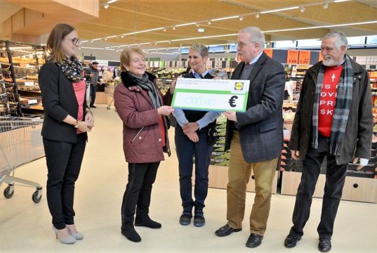 (v. li. Nadine Frings, Portfoliomanagerin Lidl, Brigitte Funk, Vorsitzende der Solinger Tafel, Filialleiterin Beate Atsizlar, Bezirksbürgermeister Richard Schmidt, SPD-Mitglied Andrea Soave) Hocherfreut nimmt Brigitte Funk, Vorsitzende der Solinger Tafel, den symbolischen Scheck von Bezirksbürgermeister Schmidt (SPD) entgegen. (Foto: © Martina Hörle)