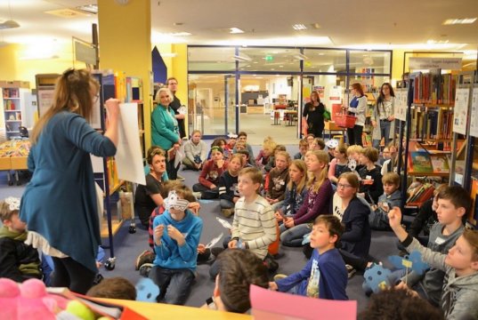 Bibliothekarin Charlotte Struckmeier stellte ein paar Fragen zu den einzelnen Charakteren aus Gregs Tagebuch. Die Kinder kannten sich bestens aus und antworteten wie aus der Pistole geschossen. (Foto: © Martina Hörle)