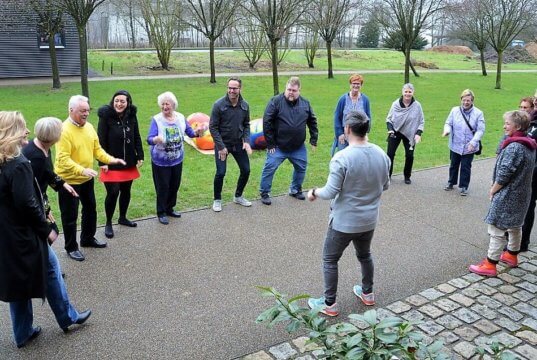 Besucher und Künstler hatten viel Spaß beim Oster-Beat. Hüsnü Turan, Regisseur des Musicals „We perform“, entwickelte gemeinsam mit ihnen vor den Ateliers eine Body-Percussion. Es wurde gestampft, geklatscht und geschnippt. (Foto: © Martina Hörle)