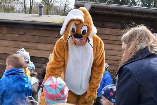 Zu jeder vollen Stunde nahm der Osterhase die kleinen Besucher mit. Bei der Ostereiersuche ging es quer durch den Park. Die kleinen Sucher waren höchst aufmerksam. (Foto: © Martina Hörle)