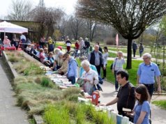 Das schöne Wetter lockte viele Besucher zur Bücherbörse in den Botanischen Garten. Auch vor der Orchideenhalle gab es viel zu stöbern und zu schmökern. Die Tauschbörse ist mittlerweile ein Selbstläufer geworden. (Foto: © Martina Hörle)