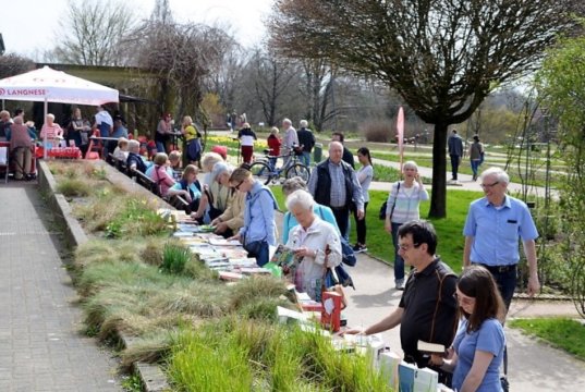Das schöne Wetter lockte viele Besucher zur Bücherbörse in den Botanischen Garten. Auch vor der Orchideenhalle gab es viel zu stöbern und zu schmökern. Die Tauschbörse ist mittlerweile ein Selbstläufer geworden. (Foto: © Martina Hörle)